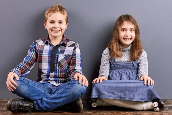 Küçük çocuklar çapraz ayaklı oturma.