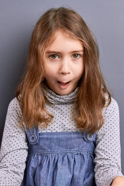 Pequeña chica astuta mirando a la cámara . — Foto de Stock