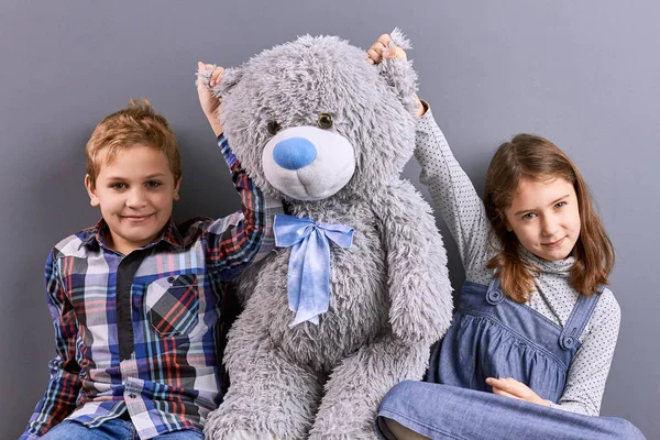 两个孩子坐在一起很大的熊. — 图库照片