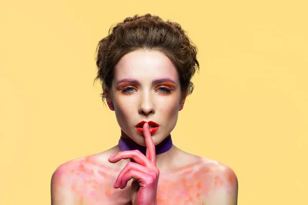 Girl wearing makeup, silence gesture. — Stock Photo, Image