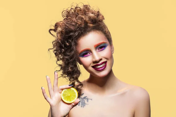 Smiling woman holding lemon slice. — Stock Photo, Image
