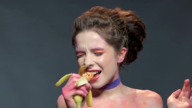 Kız holding muz ve gülümseyen.