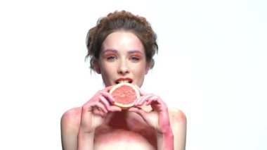 Güzel kız ısırma greyfurt dilim.