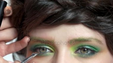 Fırça uygulanan maskara yakın çekim.