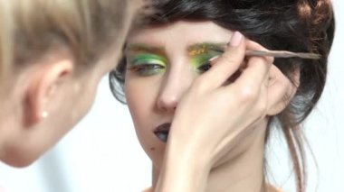 Yüz makyaj yapmış olan kadın.