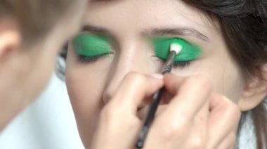Makyaj sanatçısı uygulamak yeşil göz farı.