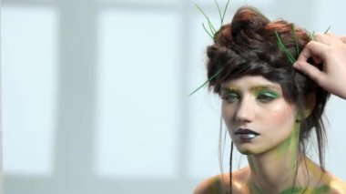 Doğa temalı makyaj, genç modeli.