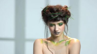 Doğa temalı makyaj, genç kadın.