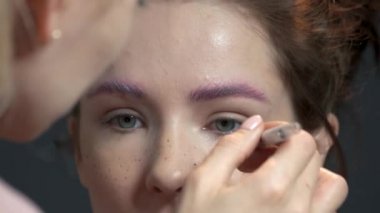 Kalem, çiller kullanarak makyaj sanatçısı.