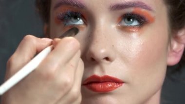 El visagist, göz farı fırçası.