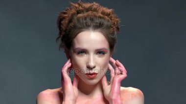 Neşeli kadın sanatsal makyaj.