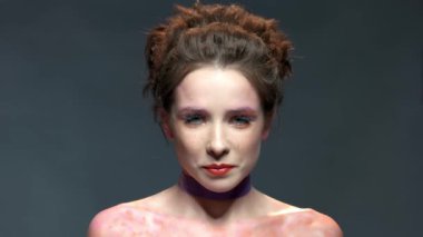 Gülümseyen kadın, sanatsal makyaj.