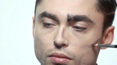 Makyaj, erkek yüz uygulamak fırça.