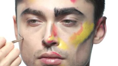 Uygulanan yüz makyaj sahip adam.