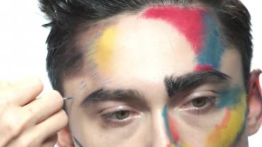 El fırça, makyaj sanatı ile.