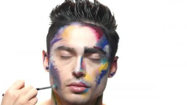 Sanatsal makyaj uygulanmış olan adam.