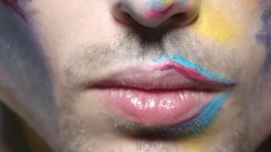 Adam makro bir gülümseme.