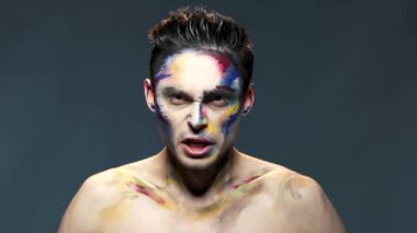 Kızgın genç adam izole çığlık.