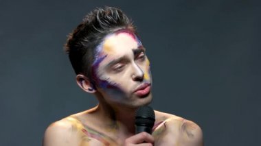 Adam mikrofon şarkı.