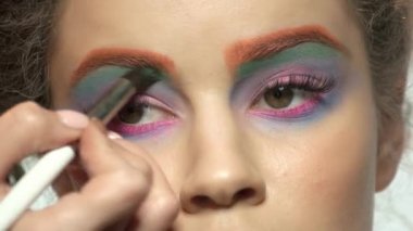 El göz farı fırçası ile.