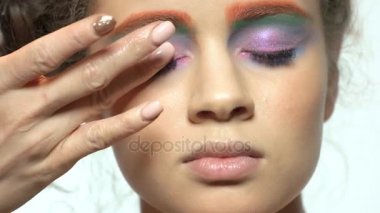 El uygulanan glitter göz farı.