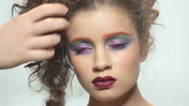 Saç, kadın modeli yaparken eller.