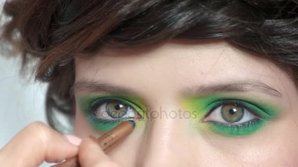 Gouden potlood eyeliner. — Stockvideo