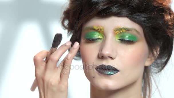 Händerna på makeup-artist som arbetar. — Stockvideo