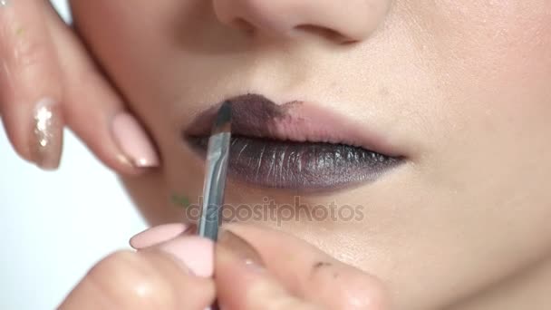 Cepillo aplicando lápiz labial oscuro . — Vídeos de Stock