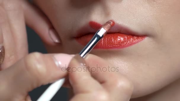 Hand met lippenstift borstel. — Stockvideo