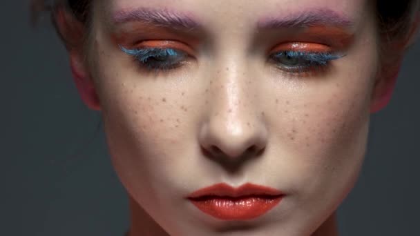Женское лицо, красивый художественный макияж . — стоковое видео
