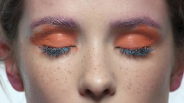 Očima ženy, umělecký make-up. — Stock video