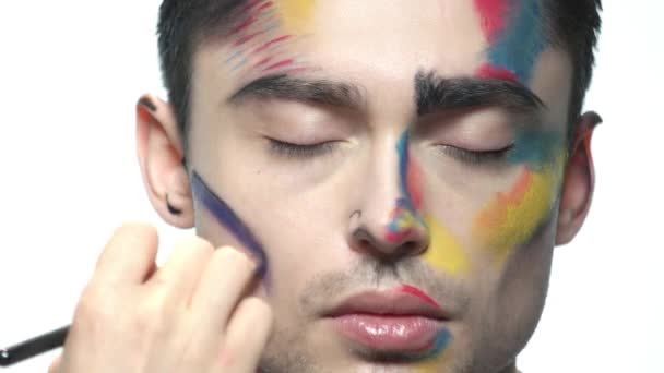 Main de visagiste, art du maquillage . — Video