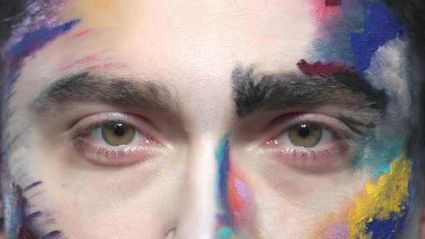 Ögonen på mannen, konstnärlig makeup. — Stockvideo