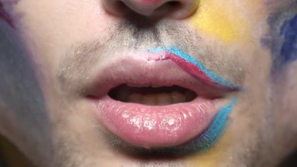 Männliche Lippen aus nächster Nähe. — Stockvideo