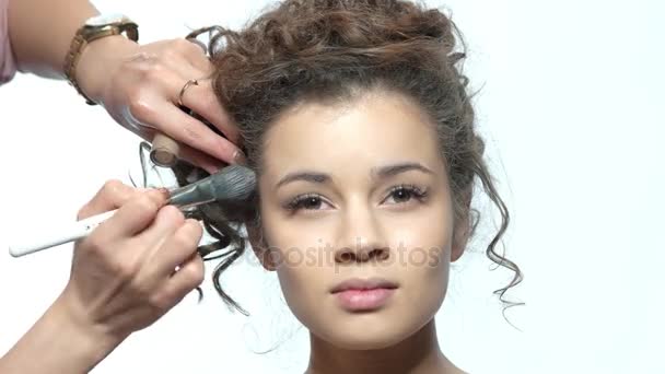 Mujer teniendo maquillaje aplicado . — Vídeo de stock