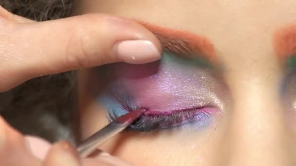 Toepassing van eyeliner close-up. — Stockvideo