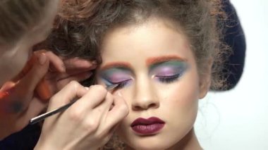 Rimel uygulamak fırça ile visagist.