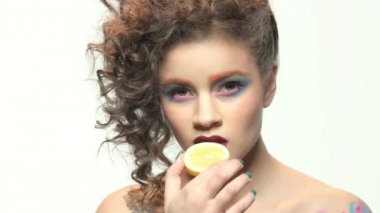 Limon dilimi olan kadın.