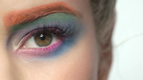 Женский глаз, красочный макияж . — стоковое видео