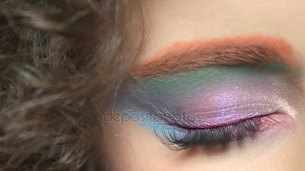 Maquillage et cheveux colorés pour les yeux . — Video