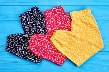 Yeni organik katlanmış bebek pantolonu.