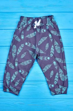 Desenli cepler bebek pantolonu.