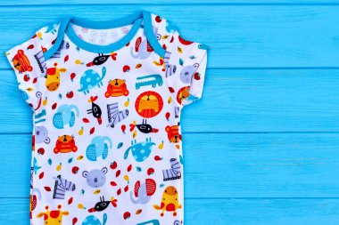 Zarif tasarım gömlek yeni doğan için.