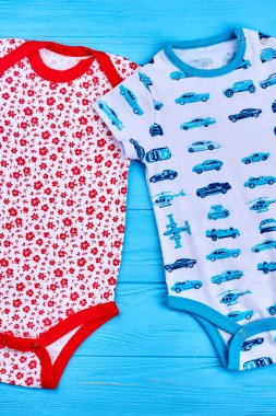 İki sevimli yeni doğan pamuk bodysuits.