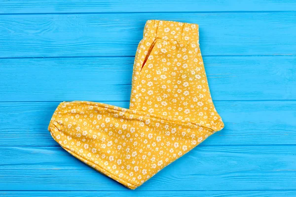 Kız bebek için yeni katlanmış pantolon.