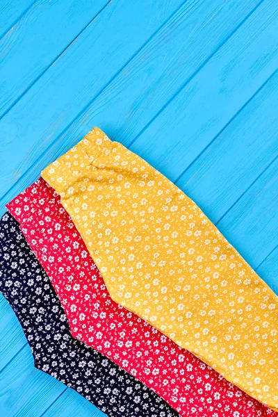 Farklı renklerde bebek kız pantolon.