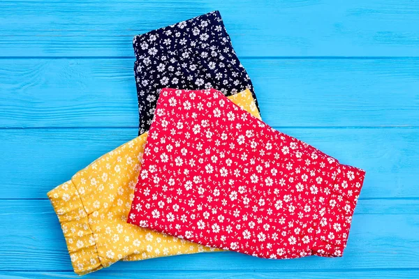 Renkli bebek giyim koleksiyonu.