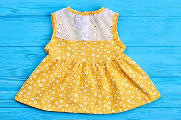 Sukienka Baby żółtym wzorkiem kwiatów. — Zdjęcie stockowe
