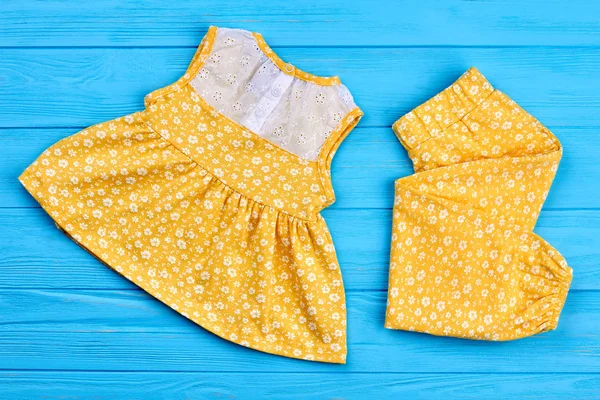 Traje de algodón amarillo para niña . — Foto de Stock